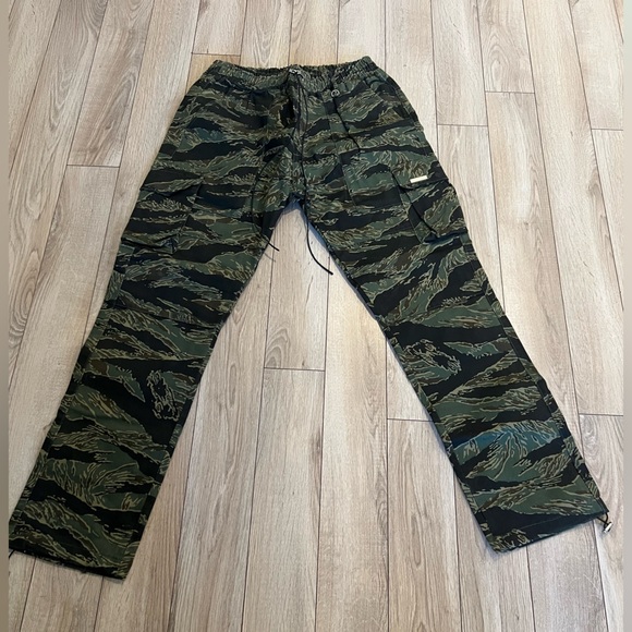 Men's Green Camouflage Cargo Pants - Picture 1 of 2